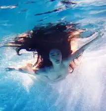 女星水下唯美写真梦幻柔美宛若美人鱼