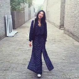 时尚女主播李斯羽街拍曝光简洁时髦