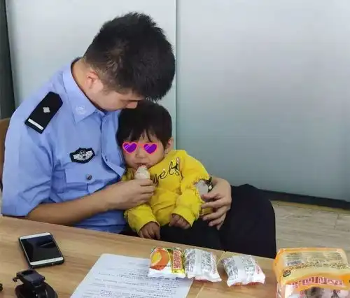 台州一妈妈给二宝换尿不湿,大宝竟偷偷溜走