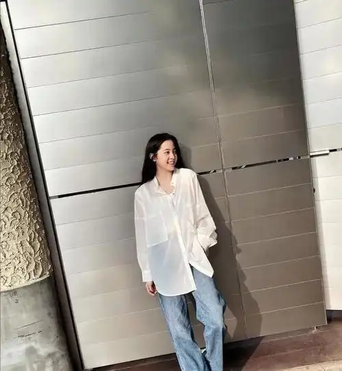 破洞牛仔搭配开衫卫衣靓中显酷,走路都带风,看上去帅气十足