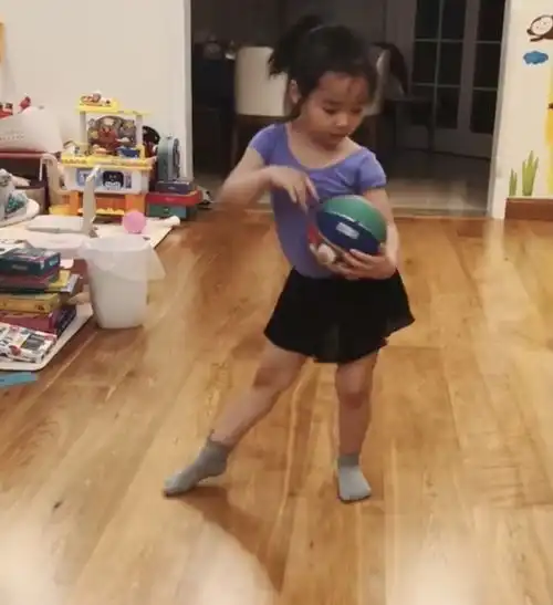 组图董璇晒成长点滴vlog为女儿庆生小酒窝古灵精怪可爱满分
