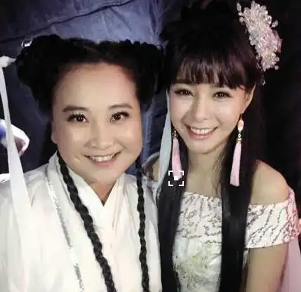 想要显脸小,合影找贾玲,李湘都成小脸美人
