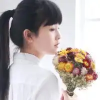 白衬衫马尾辫女孩头像要青春的女学生的背景是教室更好