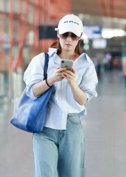 蒋勤勤的冷美人气质多年未变红裙短发知性优雅,腰身纤细像少女