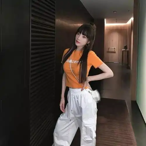李小璐痴迷网红风,挑染发露肚脐秀丰满身材,38岁硬凹成00后