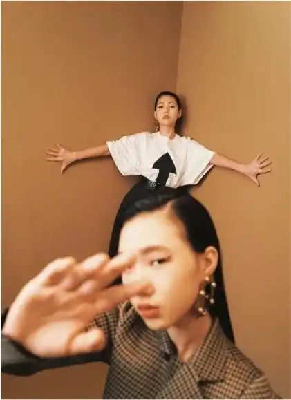 小s晒女儿丑照,大女儿已改往日高冷脸,对镜头摆鬼脸超可爱