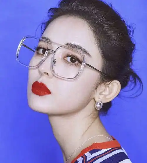 古力娜扎终于换风格褶皱裙配猫眼妆很魅惑,带夸张耳饰高调吸睛