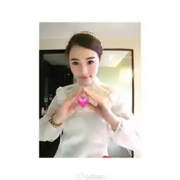 组图长发女神晒出性感写真小秀白嫩长腿