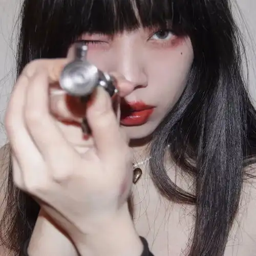 女生头像没有不请自来的幸运,只有有备而来的惊喜