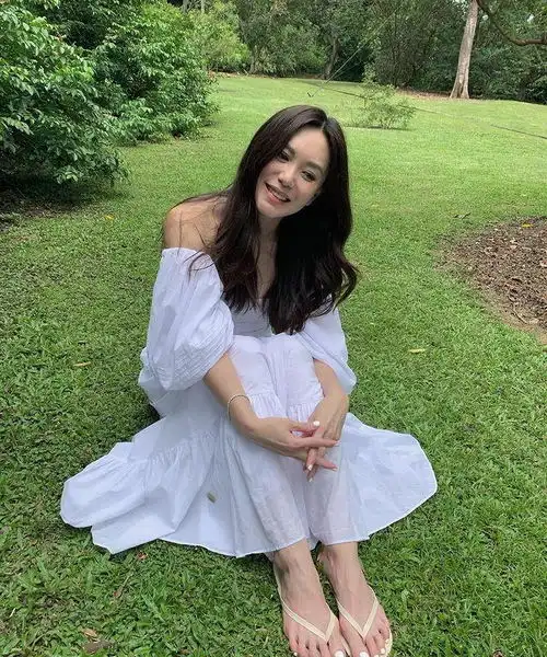 48岁牡丹仙子郭妃丽,没生娃素颜像少女,穿白裙清新自然
