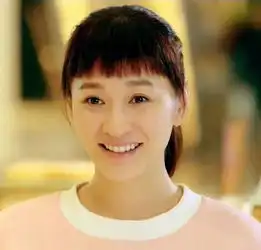 李小冉已经42岁了剪齐刘海扎高马尾,可依旧还是清纯少女样儿