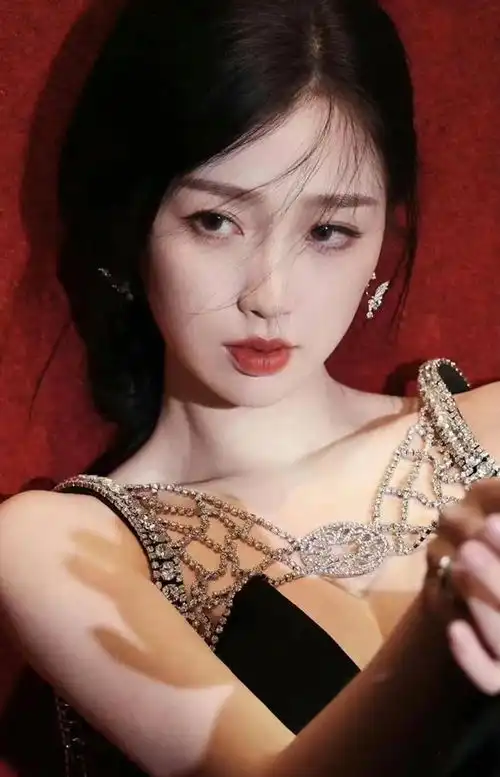 正面美若天仙,侧面颜值下凡这些女星的侧脸,治好我的容貌焦虑