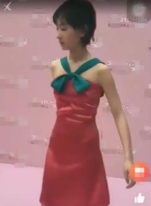 周冬雨原来是典型的小学生身材,o型腿跟吴昕一模一样