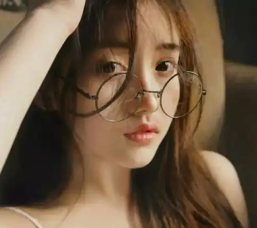 女生若不想近视眼,睡前保持这3个习惯,桃花眼向你招手