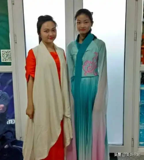 林妙可再穿红裙臂粗腰圆双下巴被嘲像村里流水席的女司仪