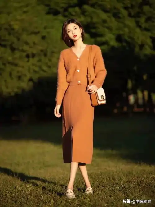 今年流行的毛呢裙,很适合四五十岁女人,高级优雅显气质