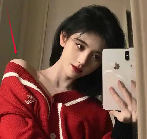 被嘲金刚芭比后,鞠婧祎晒精修图证明直角肩,谁知被路人照出卖了