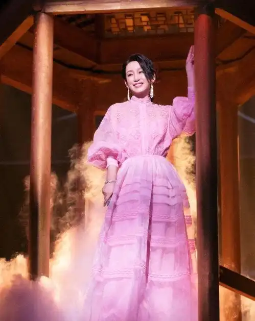 秦海璐美得好过分穿粉色薄纱裙自带仙女气息,41岁还这么嫩