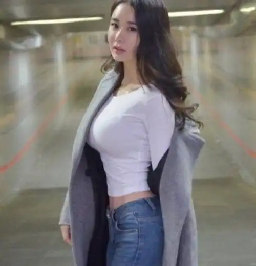 美女街拍年轻漂亮的紧身牛仔裤小姐姐,轻松穿出修长的身材