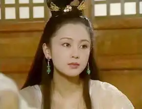 白色是纯洁的象征,当女星穿上白色的长裙时,是惊艳