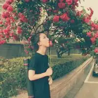 女生头像半身照手拿一支玫瑰花放嘴前边侧脸图片