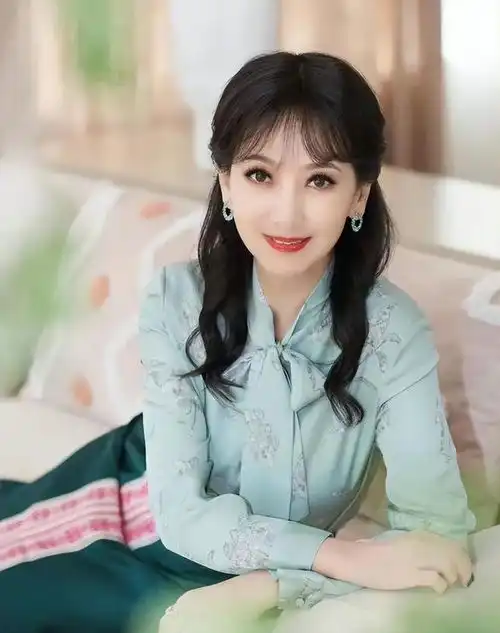 70岁赵雅芝穿搭真大胆,打扮少女却被嘲扮嫩,中老年女明星不容易