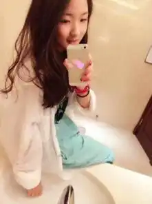 14岁少女穿着成熟当街责骂父亲引围观