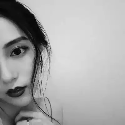 头像女黑白高冷侧面黑白孤傲女生头像