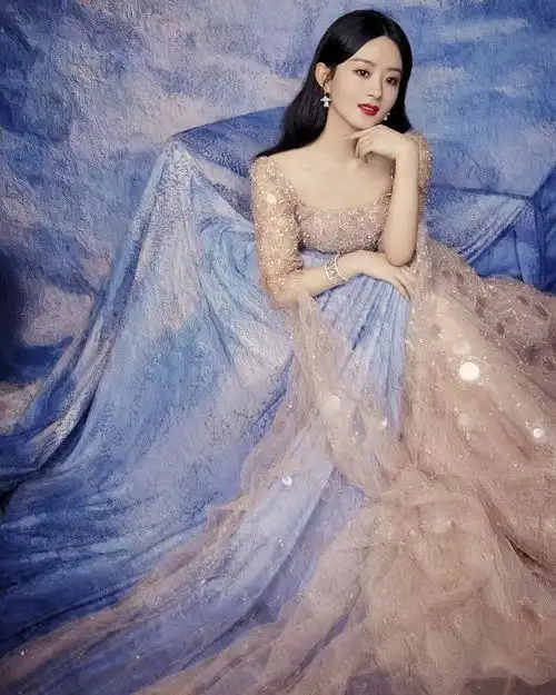 赵丽颖哪像孩子妈,轻柔纱裙配淡雅妆容,甜美优雅宛如少女