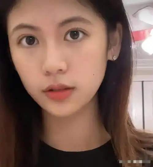 翁虹女儿晒近照比妈妈还美,穿抹胸连衣裙吹长笛,16岁美出新高度