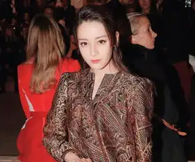 两大人气女明星同框看秀,邓紫棋笑容可爱,迪丽热巴御姐范十足