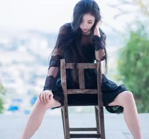 街拍美女小姐姐,高跟鞋搭配蕾丝裙子,让姑娘拥有迷人的一面