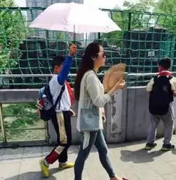 霸气女老师让小学生为其撑伞避暑