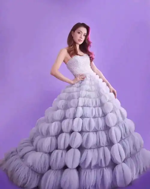 真佩服马伊琍的自信,这么瘦还穿抹胸连衣裙,意外高级大气