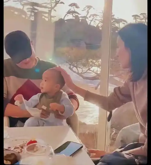李亚鹏与娇妻过元宵节,分享小女儿百天照,一家三口同框好温馨