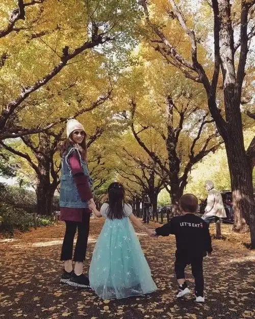 周杰伦晒与女儿背影,小周周身高成为焦点,林俊杰却遭逼问小jj呢