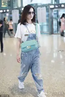 44岁佘诗曼穿减龄背带裤美成少女
