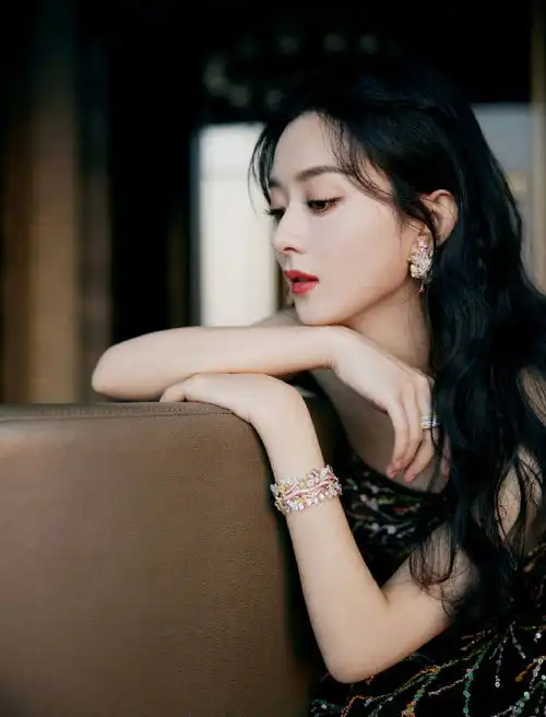 赵丽颖一袭黑色刺绣裙出席星光大赏,金色刺绣好似烟花绽放