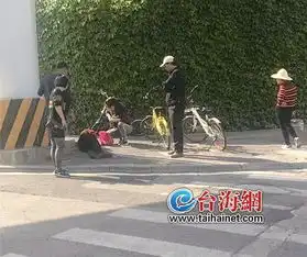 大妈骑车摔倒美女上前救助