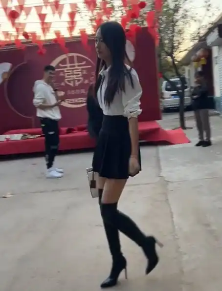 山东农村婚礼女司仪身材高挑,穿着时尚,亲友不满抢新人风头