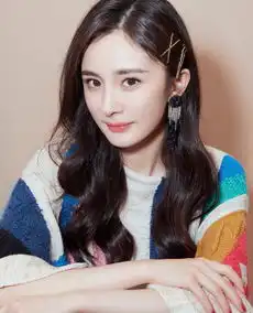 杨幂风波后现身机场,瘦成纸片人四肢纤细,网友下一个鲁豫