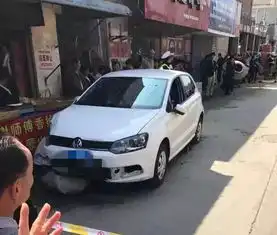 年轻女子开车撞上搅拌车又连撞7人,其中多名老人,她吓得直哭