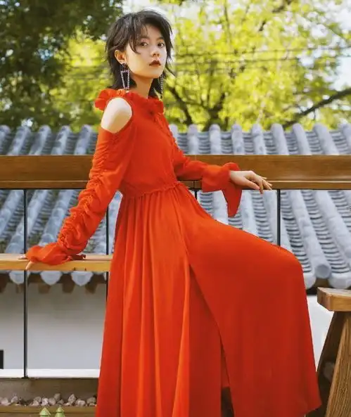 她两次饰演张子枫闺蜜,现在穿着一件毛衣配蓝色裤子