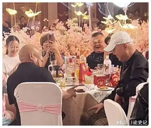 郭冬临戴白帽低调出席邵峰儿子的低预算婚礼,引争议