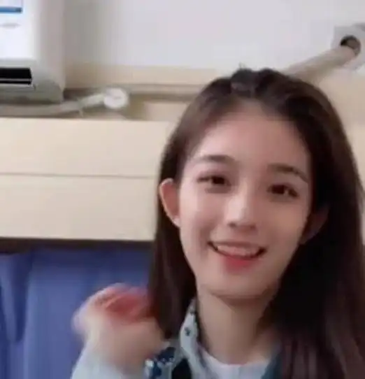 北大女生宿舍拍抖音,被墙上东西抢镜,网友梦寐以求的