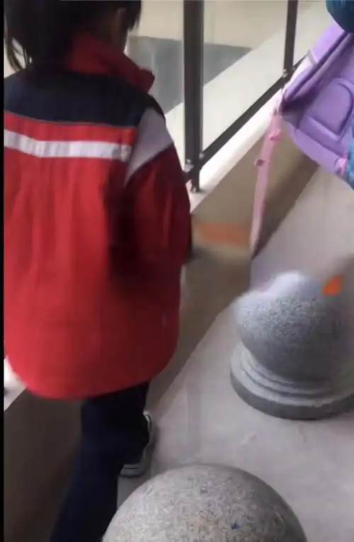 福建女子家门口被人挡上石墩,吓得孩子不敢出门,网友干得好