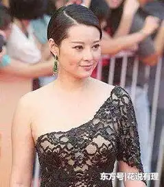 女星挑战三七分油头,霍思燕复古优雅,孙俪气质却被拉低