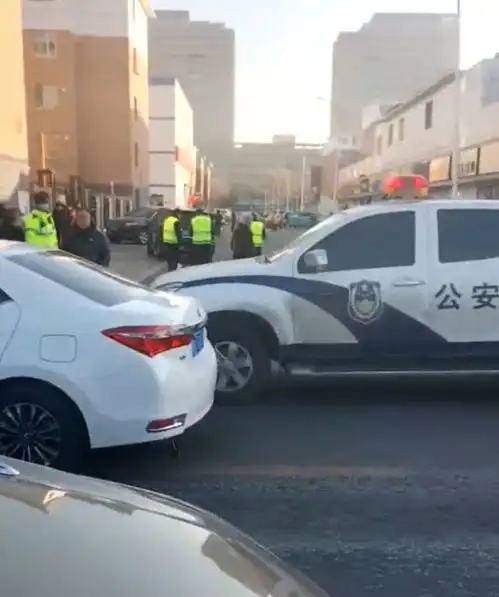 揪心内蒙古一女子驾车失控逆行撞上一名老人,致其不幸身亡