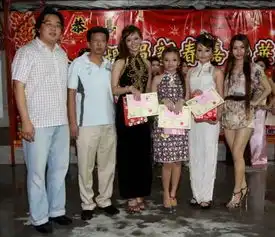 华裔女子夺大马旗袍美少女选美赛冠军