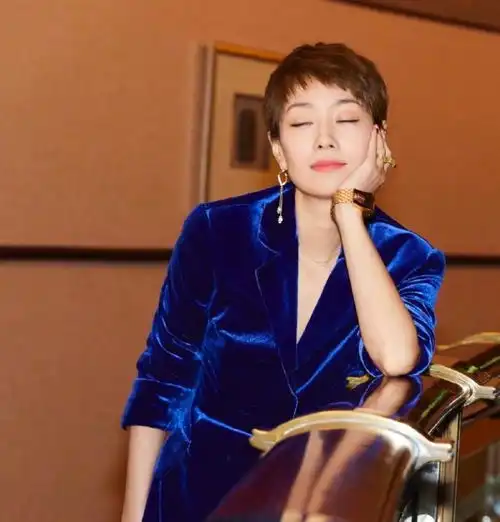 马伊琍离婚后飞离上海,带俩女儿出游度假,爱马独自拎包超自信